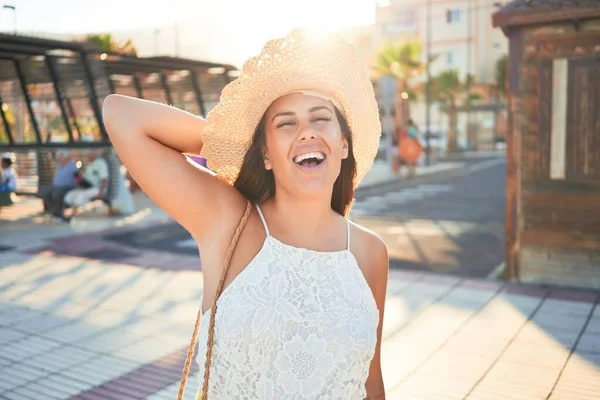 Junge Schöne Frau Auf Einem Romantischen Dorf Das Einem Sonnigen — Stockfoto