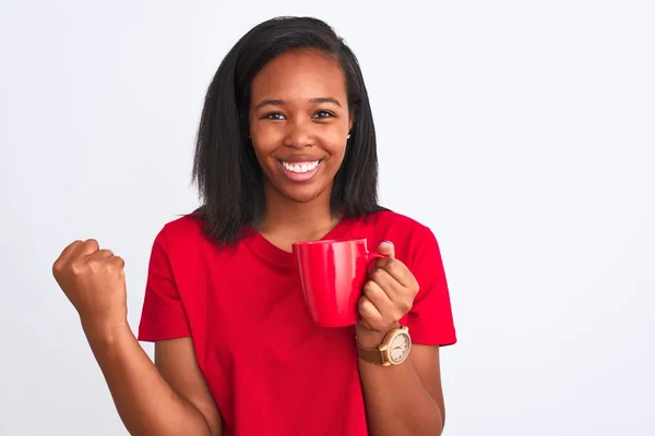 Jonge Afro Amerikaanse Vrouw Drinken Van Een Kopje Koffie Geïsoleerde — Stockfoto
