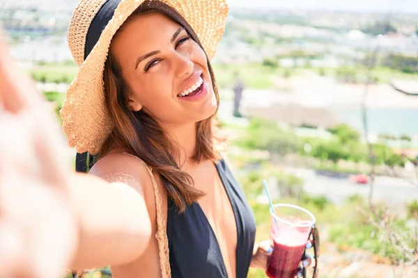 Vacker Kvinna Baddräkt Tar Selfie Med Hjälp Smartphone Hotell Resort — Stockfoto