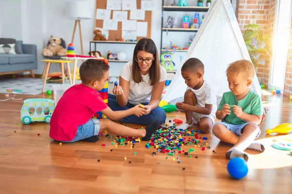 Ung Vacker Lärare Och Småbarn Leker Med Byggstenar Runt Massor — Stockfoto