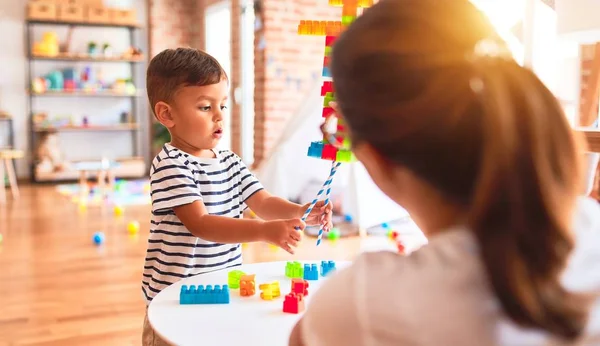 Schöne Lehrerin Und Kleinkind Spielen Kindergarten — Stockfoto