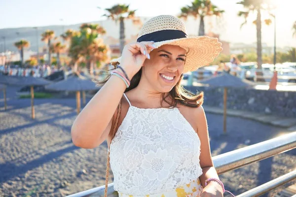 Молодая Красивая Женщина Улыбается Счастливо Наслаждаясь Летними Каникулами Пляже — стоковое фото
