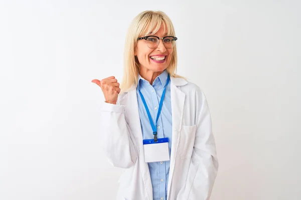 Middelbare Leeftijd Wetenschapper Vrouw Dragen Bril Kaart Geïsoleerde Witte Achtergrond — Stockfoto