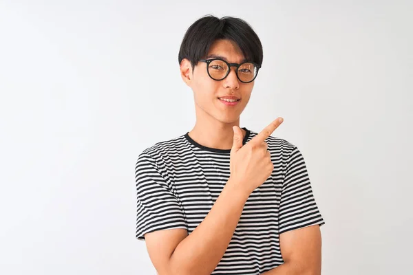 Homem Chinês Vestindo Óculos Camisa Listrada Marinha Sobre Fundo Branco — Fotografia de Stock