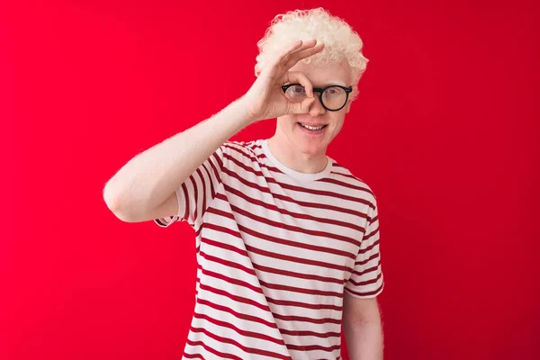 Ung Albino Blond Man Bär Randig Shirt Och Glasögon Över — Stockfoto