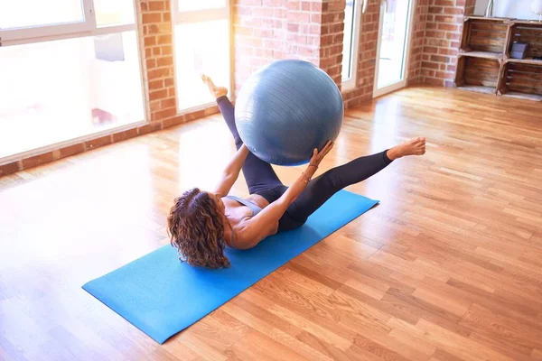 Orta Yaşlı Güzel Sporcu Kadın Spor Salonunda Yoga Sınıfında Spor — Stok fotoğraf