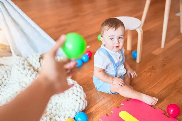 Schönes Kleinkind Das Kindergarten Mit Kleinen Bunten Kugeln Auf Dem — Stockfoto