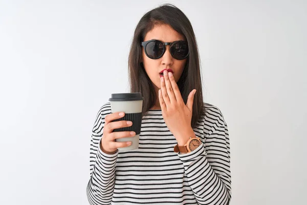 Mujer China Con Gafas Sol Bebiendo Llevar Café Sobre Fondo — Foto de Stock