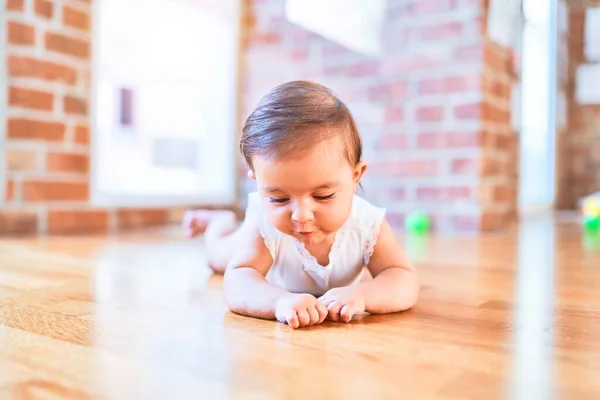 Anaokulunda Renkli Oyuncaklar Arasında Mutlu Güzel Bir Bebek — Stok fotoğraf