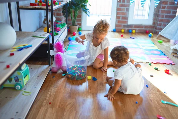 Hermosos Niños Jugando Alrededor Montón Juguetes Jardín Infantes — Foto de Stock