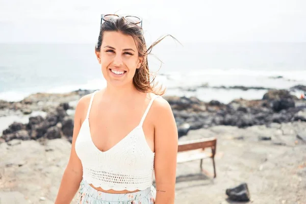 Krásná Mladá Žena Kráčí Pláži Promenáda Těší Výhled Oceán Usmívá — Stock fotografie