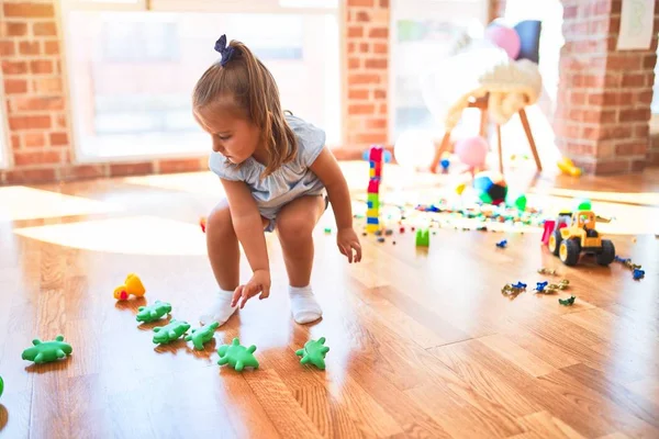 아름다운 유치원에서 장난감들 놀이를 즐기고 집에서 즐겁게 웃으면서 — 스톡 사진