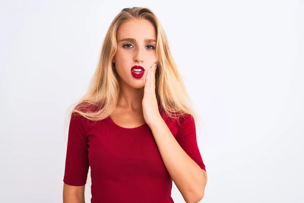 Jonge Mooie Vrouw Draagt Rode Shirt Staan Geïsoleerde Witte Achtergrond — Stockfoto