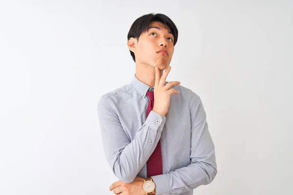 Empresário Chinês Vestindo Gravata Elegante Sobre Fundo Branco Isolado Pensando — Fotografia de Stock