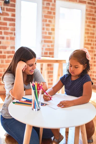 Bella Insegnante Bambino Ragazza Disegno Disegnare Utilizzando Matite Colorate Alla — Foto Stock