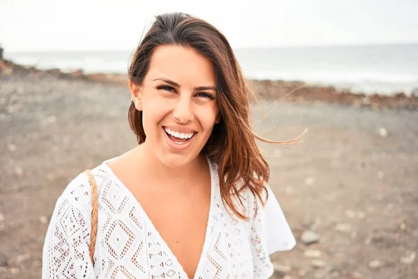 Genç Güzel Bir Kadın Gülümseyerek Kanarya Adaları Ndaki Siyah Kumsalda — Stok fotoğraf