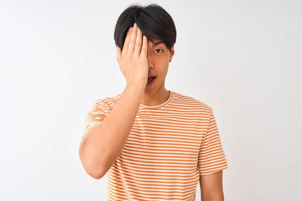 Joven Hombre Chino Con Camiseta Rayas Casuales Pie Sobre Fondo — Foto de Stock