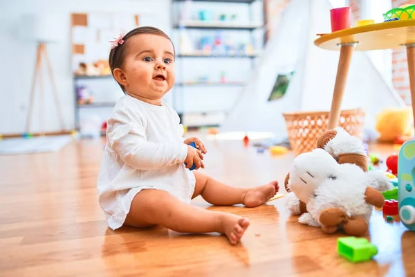 Anaokulunda Renkli Oyuncaklar Arasında Mutlu Güzel Bir Bebek — Stok fotoğraf
