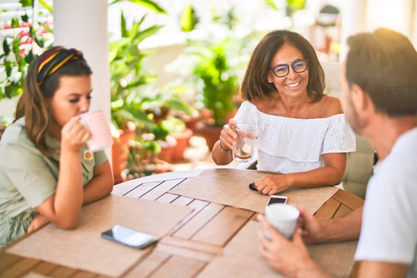 Mooie Familie Zit Terras Drinken Kopje Koffie Spreken Glimlachen — Stockfoto