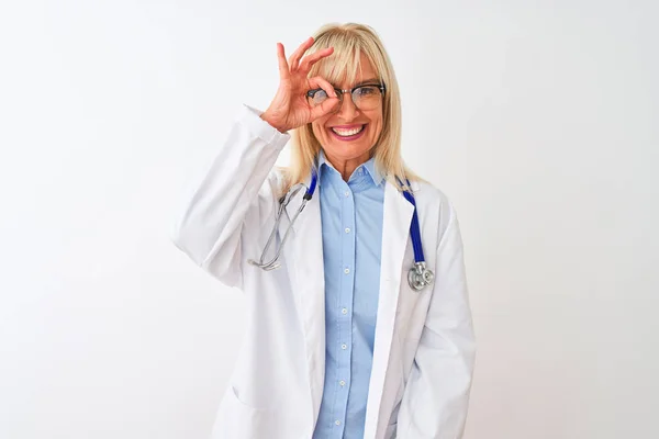 Middelbare Leeftijd Arts Vrouw Het Dragen Van Een Bril Stethoscoop — Stockfoto