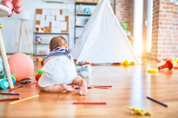 Adorable Niño Jugando Alrededor Montón Juguetes Jardín Infantes —  Fotos de Stock