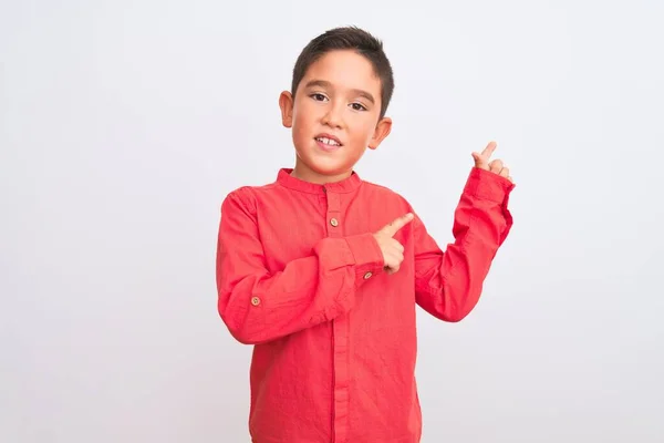 Piękny Chłopiec Eleganckiej Czerwonej Koszuli Stojący Białym Tle Uśmiechnięty Patrzący — Zdjęcie stockowe