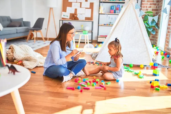 Kavkazská Dívka Dítě Hrát Učit Playschool Učitelkou — Stock fotografie