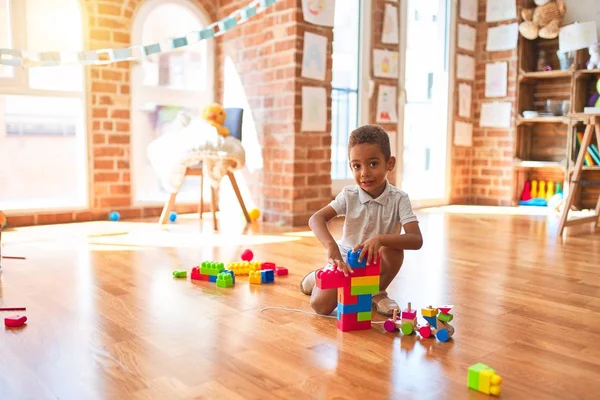 Hermoso Niño Afroamericano Jugando Con Bloques Construcción Sonriendo Jardín Infantes —  Fotos de Stock