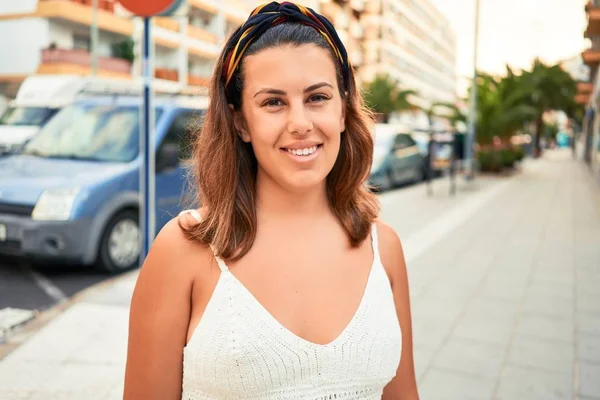 Jovem Mulher Bonita Sorrindo Feliz Andando Nas Ruas Cidade Dia — Fotografia de Stock