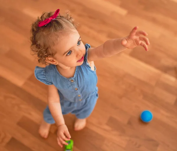 Renkli Oyun Odasında Beyaz Güzel Bir Bebek Oyuncaklarla Oynuyor Anaokulunda — Stok fotoğraf