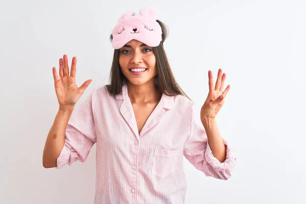 Jovem Mulher Bonita Usando Máscara Sono Pijama Sobre Fundo Branco — Fotografia de Stock