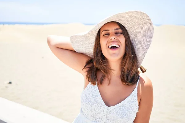 Joven Hermosa Mujer Sonriendo Feliz Disfrutando Vacaciones Verano Maspalomas Dunas —  Fotos de Stock
