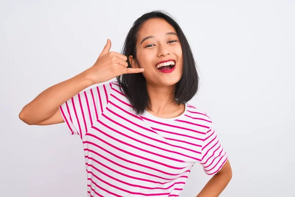 Joven Mujer China Con Camiseta Rayas Pie Sobre Fondo Blanco — Foto de Stock