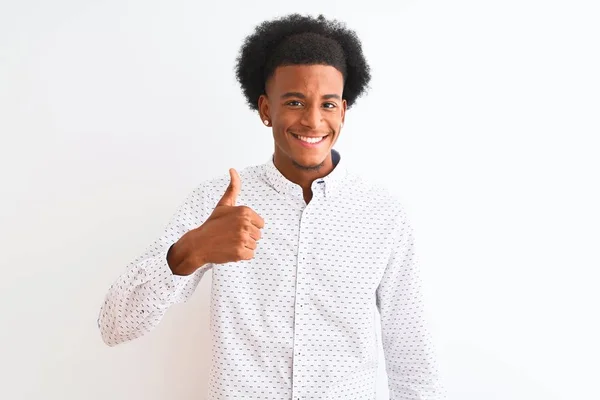年轻的非洲裔美国人穿着雅致的衬衫 站在孤立的白色背景上 手举着快乐的大拇指 在镜头前看着成功的表情 — 图库照片