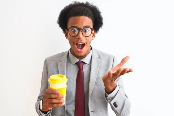 Empresario Afroamericano Bebiendo Una Taza Café Sobre Fondo Blanco Aislado — Foto de Stock
