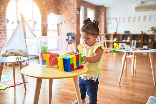 Schönes Kleinkind Spielt Kindergarten Mit Bauklötzen Auf Dem Tisch — Stockfoto