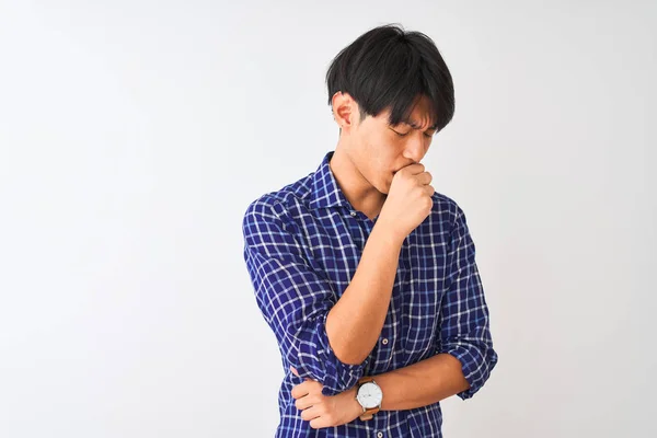 Hombre Joven Chino Con Camisa Azul Casual Pie Sobre Fondo — Foto de Stock