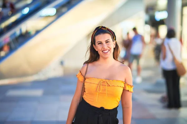 Gadis Cantik Tersenyum Bahagia Dan Percaya Diri Berjalan Jalan Kota — Stok Foto