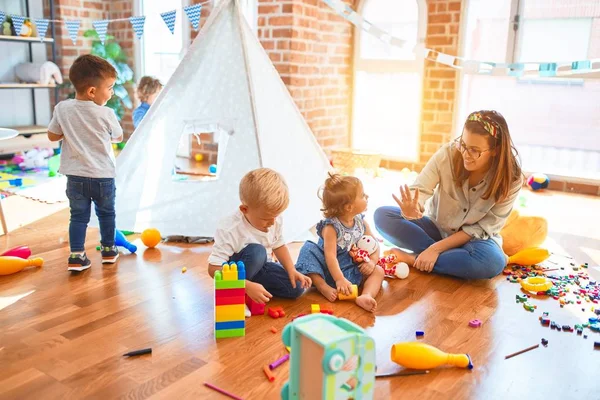 Schöne Lehrerin Und Kleinkindgruppe Spielen Kindergarten Viel Spielzeug — Stockfoto