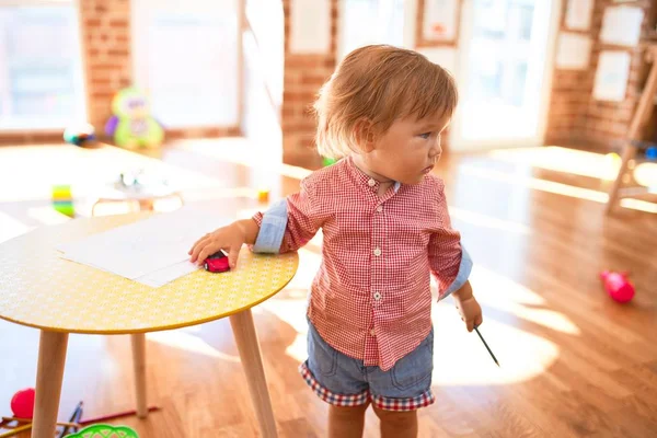 Schattige Peuter Spelen Rond Veel Speelgoed Kleuterschool — Stockfoto