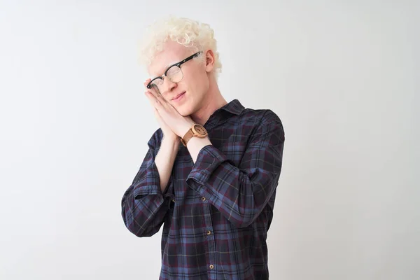Młody Blondyn Albinos Ubrany Luźną Koszulę Okulary Białym Tle Śpiący — Zdjęcie stockowe