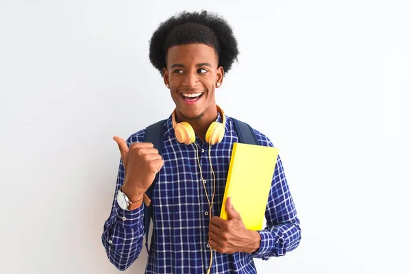 Африканський Студент Американець Рюкзаку Навушниками Через Ізольоване Біле Тло Великим — стокове фото