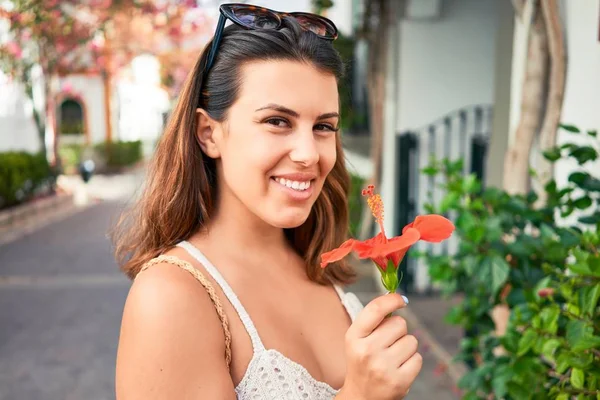 Wanita Cantik Muda Desa Penuh Warna Puerto Mogan Tersenyum Bahagia — Stok Foto