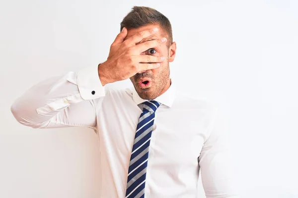 Jonge Knappe Elegante Zakenman Geïsoleerde Achtergrond Gluren Shock Bedekken Gezicht — Stockfoto