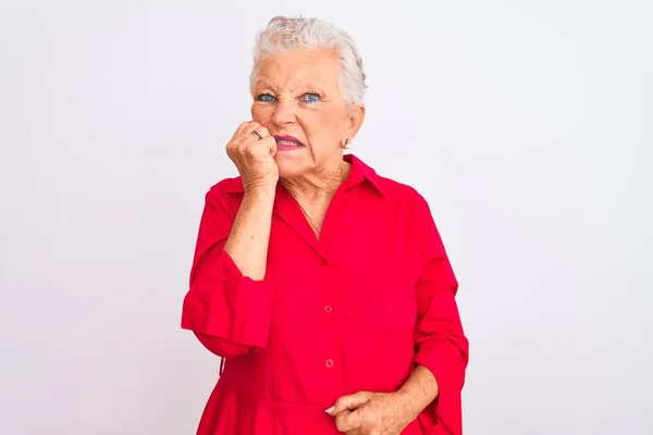 Senior Gråhårig Kvinna Bär Röd Casual Skjorta Stående Över Isolerad — Stockfoto