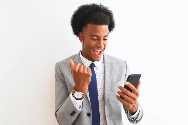 Νεαρός Αφροαμερικάνος Επιχειρηματίας Που Χρησιμοποιεί Smartphone Πάνω Από Απομονωμένο Λευκό — Φωτογραφία Αρχείου