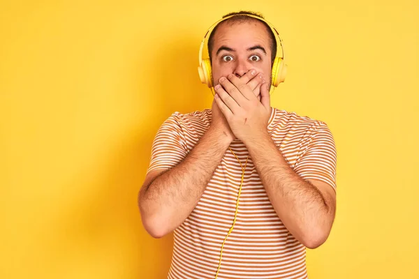 Jovem Ouvindo Música Usando Fones Ouvido Sobre Fundo Amarelo Isolado — Fotografia de Stock