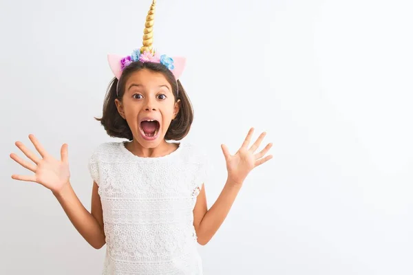 Menina Bonita Usando Diadema Unicórnio Sobre Fundo Branco Isolado Celebrando — Fotografia de Stock