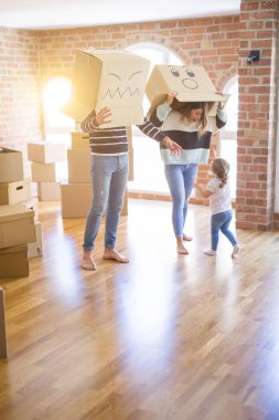 Yeni evde karton bel kutuları ile oynayan çocuk ile güzel famiily