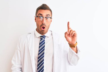 Tecrit edilmiş arka planda genç ve yakışıklı bir terapist başarılı bir fikri işaret ediyor. Heyecanlı ve mutlu. Bir numara..